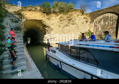 Das Boot fährt durch den Tunnel von Malpas, Malpas, Canal du Midi, den zum UNESCO-Weltkulturerbe gehörenden Canal du Midi, Okzitania, Frankreich Stockfoto