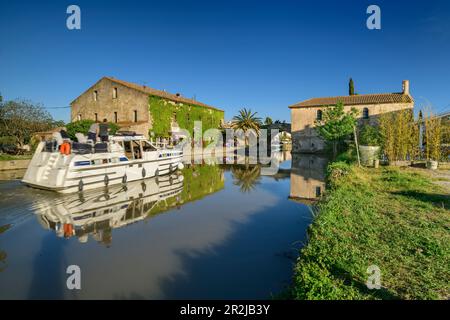 Boot auf dem Canal du Midi nähert sich Le Somail, Le Somail, Canal du Midi, Canal du Midi, UNESCO-Weltkulturerbe, Okzitania, Frankreich Stockfoto