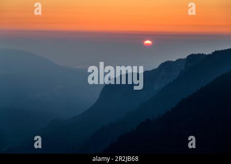 Sonnenaufgang von Creux du Van, Swiss Jura, Neuchâtel, Schweiz Stockfoto