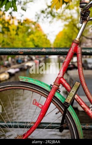 Das Fahrrad parkt über einem der Amsterdamer Kamale Stockfoto