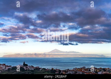 Blick vom Aussichtspunkt Mirador de Abrante auf Agulo und die Insel Teneriffa, La Gomera, Kanarische Inseln, Spanien Stockfoto