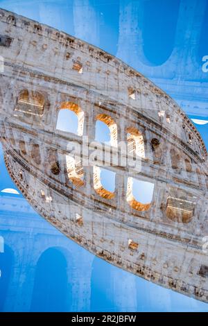 Details der Außenwände des Kolosseums in Rom, Italien. Stockfoto