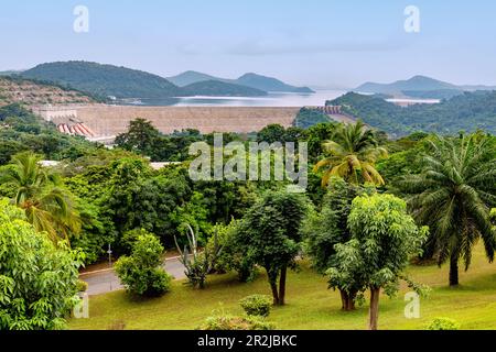 Volta-Staudamm und Volta-See in Akosombo in der Region Volta im Osten Ghanas in Westafrika Stockfoto