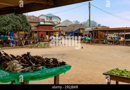 Marktplatz und Marktstände in Amedzofe in den Avatime-Bergen bei Ho in der Volta-Region Ost-Ghana in Westafrika Stockfoto