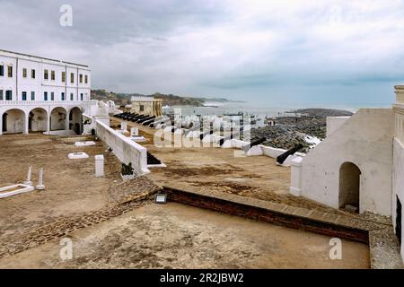 Cape Coast Castle und Blick auf den Fischereihafen in Cape Coast an der Gold Coast in der Zentralregion des südlichen Ghana in Westafrika Stockfoto