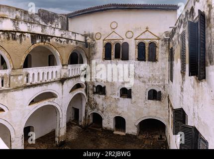 Innenhof mit. Eintritt in die Sklavenverliese, die Kirche und das Haus des Gouverneurs im Elmina Castle in Elmina an der Gold Coast in der Zentralregion von Sout Stockfoto