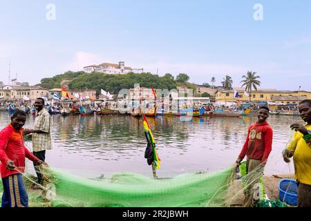 Fischereihafen und Fort São Jago da Mina in Elmina an der Goldküste in der Zentralregion des südlichen Ghana in Westafrika Stockfoto