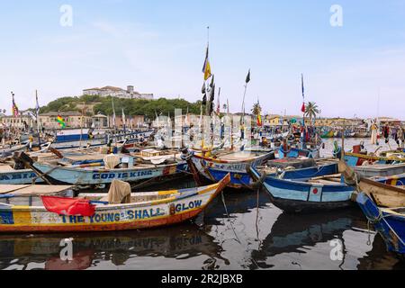 Fischereihafen in Elmina mit Blick auf die Festung São Jago da Mina in der Zentralregion Westghanas in Westafrika Stockfoto