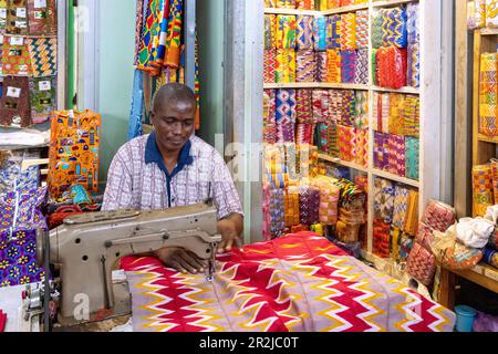 Schneider für traditionelle Kente-Stoffe auf dem zentralen Markt in Kumasi in der Region Ashanti in Zentral-Ghana in Westafrika Stockfoto