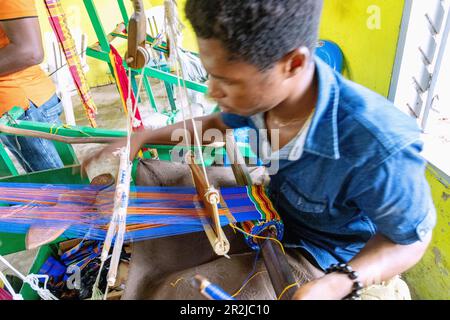 Kente Weberei Workshop im Kulturzentrum in Kumasi in der Region Ashanti im Zentrum von Ghana in Westafrika Stockfoto