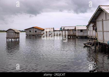 Das Pfahldorf Nzulezo in der westlichen Region Westghanas in Westafrika Stockfoto