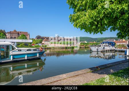 Yachthafen mit Château des Rohan (Château Neuf) in Saverne, Bas-Rhin, Elsass, Grand Est, Elsass-Champagne-Ardenne-Lothringen, Frankreich Stockfoto