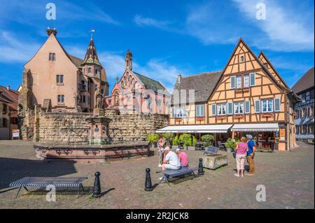 Place de Chateau St Leon Eguisheim, Haut-Rhin, Route des Vins d'Alsace, Elsass Weinstraße, Grand Est, Elsass-Champagne-Ardenne-Lothringen, Frankreich Stockfoto