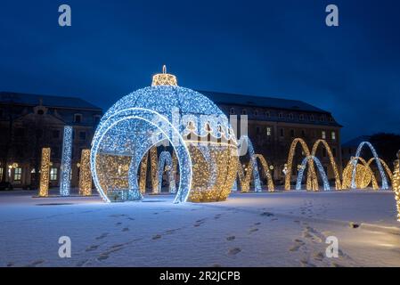 Schneebedeckter Domplatz, glühende Weihnachtsbälle, Weihnachtslichter, Magdeburg, Sachsen-Anhalt, Deutschland Stockfoto