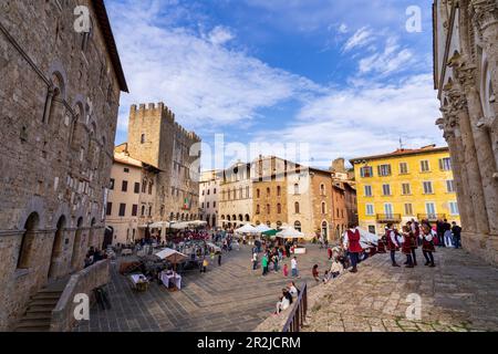 Blick auf die Piazza Garibaldi mit dem Palazzo Comunale und dem Palazzo dei Conti di Biserno, Massa Marittima, Provinz Grosseto, Maremma, Toskana, Italien Stockfoto