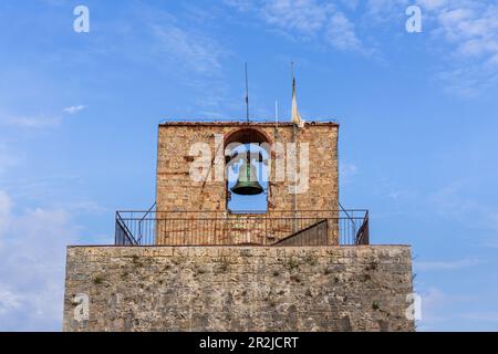 Blick auf den Glockenturm der Festung Massa Marittima, Provinz Grosseto, Maremma, Toskana, Italien Stockfoto