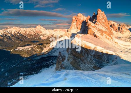 Blick vom Seceda auf die Geisler-Gipfel in den Dolomiten. Stockfoto