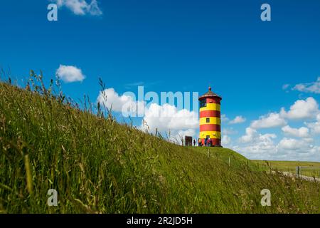 Gelb-roter Leuchtturm, Pilsum Leuchtturm, Pilsum, Krummhörn, Ostfriesien, Niedersachsen, Nordsee, Deutschland Stockfoto