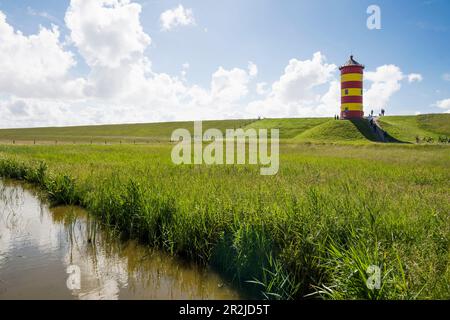 Gelb-roter Leuchtturm, Pilsum Leuchtturm, Pilsum, Krummhörn, Ostfriesien, Niedersachsen, Nordsee, Deutschland Stockfoto