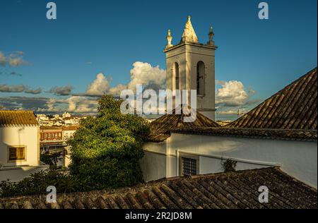 Blick über die Dächer historischer Häuser in der Altstadt von Tavira, den Turm der Igreja da Misericórdia, Tavira, Algarve, Portugal Stockfoto