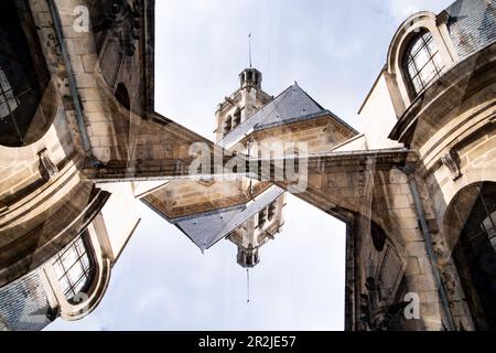 Doppelte Exposition der Eglise Saint-Laurent von der Rue du Faubourg Saint-Martin in Paris, Frankreich. Stockfoto