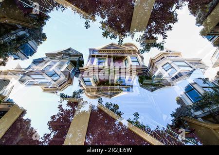 Doppelter Blick auf ein farbenfrohes Holzwohngebäude im viktorianischen Stil in der Hayes Street in San Francisco, Kalifornien. Stockfoto