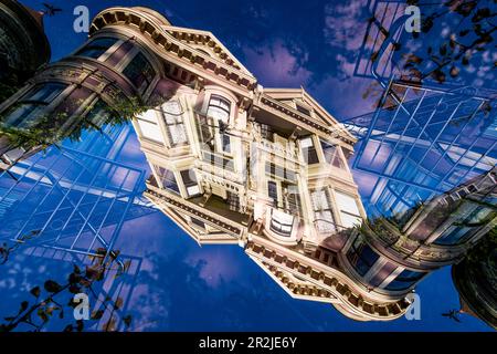 Doppelter Blick auf ein farbenfrohes Holzwohngebäude im viktorianischen Stil in der Steiner Street in San Francisco, Kalifornien. Diese Häuser sind bekannt als Th Stockfoto