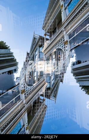 Doppelter Blick auf ein farbenfrohes Holzwohngebäude im viktorianischen Stil in der Steiner Street in San Francisco, Kalifornien. Diese Häuser sind bekannt als Th Stockfoto