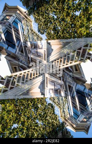 Doppelter Blick auf ein farbenfrohes Holzwohngebäude im viktorianischen Stil in der Hayes Street in San Francisco, Kalifornien. Stockfoto