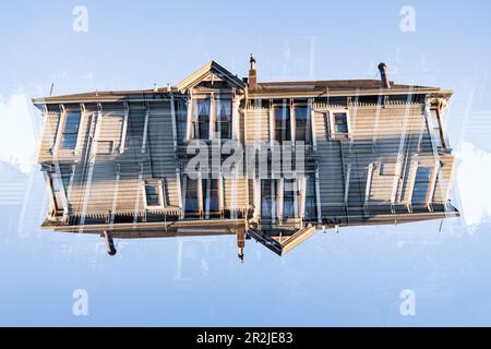 Doppelter Blick auf ein farbenfrohes Holzwohngebäude im viktorianischen Stil in der Steiner Street in San Francisco, Kalifornien. Diese Häuser sind bekannt als Th Stockfoto