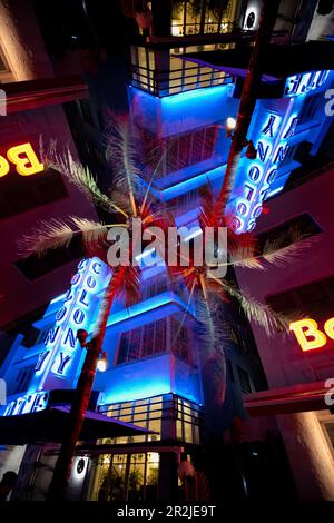 Das Colony Hotel am South Beach in Miami, berühmt aus dem Film „Scarface“, ist doppelt belegt. Stockfoto