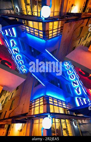 Das Colony Hotel am South Beach in Miami, berühmt aus dem Film „Scarface“, ist doppelt belegt. Stockfoto