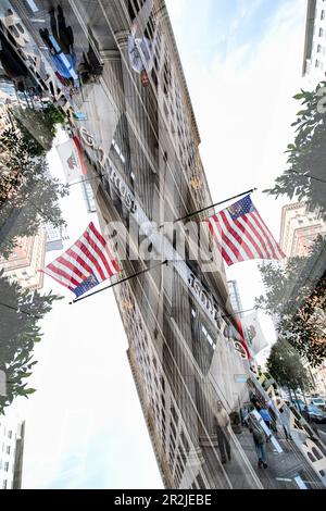 Doppelte Exposition eines Gebäudes in der California Street mit der amerikanischen Flagge im Finanzviertel von San Francisco, Kalifornien. Stockfoto