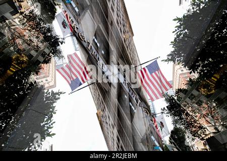 Doppelte Exposition eines Gebäudes in der California Street mit der amerikanischen Flagge im Finanzviertel von San Francisco, Kalifornien. Stockfoto