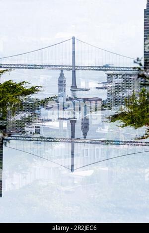 Doppelte Sicht auf die Skyline von San Francisco mit der Golden Gate Bridge im Hintergrund, vom Aussichtspunkt des Colt Towers aus gesehen. Stockfoto