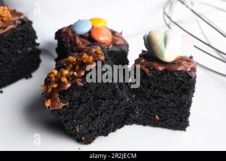 Frische Brownies auf weißem Hintergrund. Köstlicher und süßer Schokoladenkuchen Stockfoto