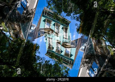 Ein farbenfrohes hölzernes Wohngebäude im viktorianischen Stil im berühmten Missionsviertel von San Francisco, Kalifornien, ist doppelt sichtbar. Stockfoto