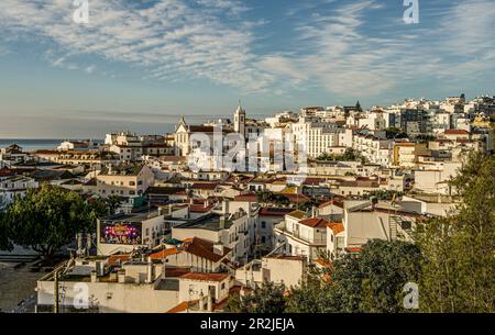 Albufeira Altstadt im Licht der Morgensonne, Algarve, Portugal Stockfoto