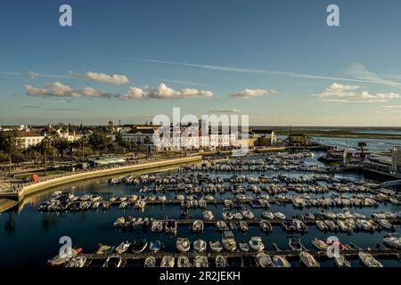 Blick auf die Altstadt, den Yachthafen, den Jardim Manuel Bivar und die Ria Formosa, Faro, Algarve, Portugal Stockfoto