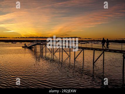 Paare am Pier im Sonnenuntergang, Parque Natural da Ria Formosa, Faro, Algarve, Portugal Stockfoto