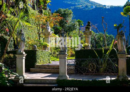 Statue on Column in the Forest on the Mountain Side im Park Scherrer in Morcote, Tessin, schweiz. Stockfoto