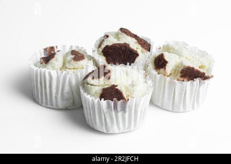 Thailändischer, gedämpfter Cupcake oder Cupcake aus Wolle, isoliert auf weißem Hintergrund. Süßes traditionelles Dessert Stockfoto