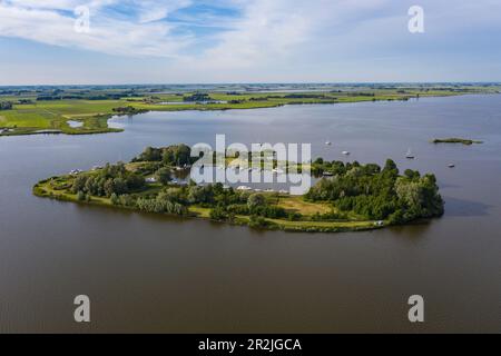 Luftaufnahme von Booten, die auf der Insel Nieuwe Kruispolle im Fluezen-See, nahe IT Heidenskip, Friesland, Niederlande, Europa festgemacht sind Stockfoto