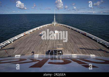 Ein paar Tänze auf dem Bugdeck des Kreuzfahrtschiffs Vasco da Gama (Nicko Cruises), Ostsee, bei Schweden, Europa Stockfoto