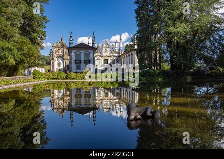 Reflexion des Mateus-Palastes im Teich, Vila Real, Vila Real, Portugal, Europa Stockfoto