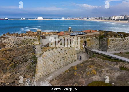 Blick aus der Vogelperspektive auf das Fort von São Francisco do Queijo mit dem Atlantischen Ozean dahinter, Porto Nevogilde, Porto, Portugal, Europa Stockfoto