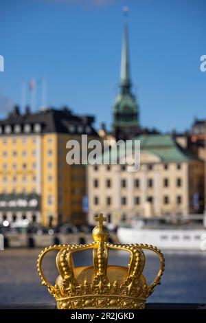 Golden Crown auf der Skeppsholmen-Brücke mit Gamla Stan Altstadt dahinter, Stockholm, Stockholm, Schweden, Europa Stockfoto