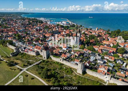 Blick aus der Vogelperspektive auf die Stadtmauern, die Kathedrale von Visby und die Altstadt, Visby, Gotland, Schweden, Europa Stockfoto