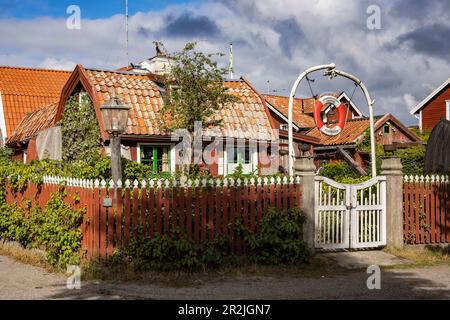 Malerisches Haus mit Rettungsgürtel Sandhamn, Stockholmer Inselgruppe, Schweden, Europa Stockfoto