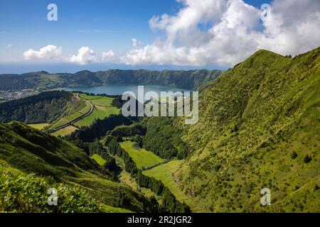 Lagoa Verde Lagoa Azul até Sete Cidades aus der Nähe des Aussichtspunkts Miradouro da Boca do Inferno, Santo António, Insel Sao Miguel, Azoren, Portugal, E Stockfoto